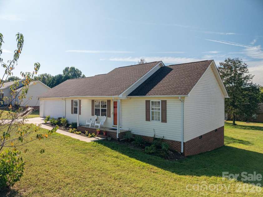 1371 Millrace Drive, Conover, NC 28613.  MLS# CAR4303255, YatesRealty ID 2694. Well Maintained Landscaping