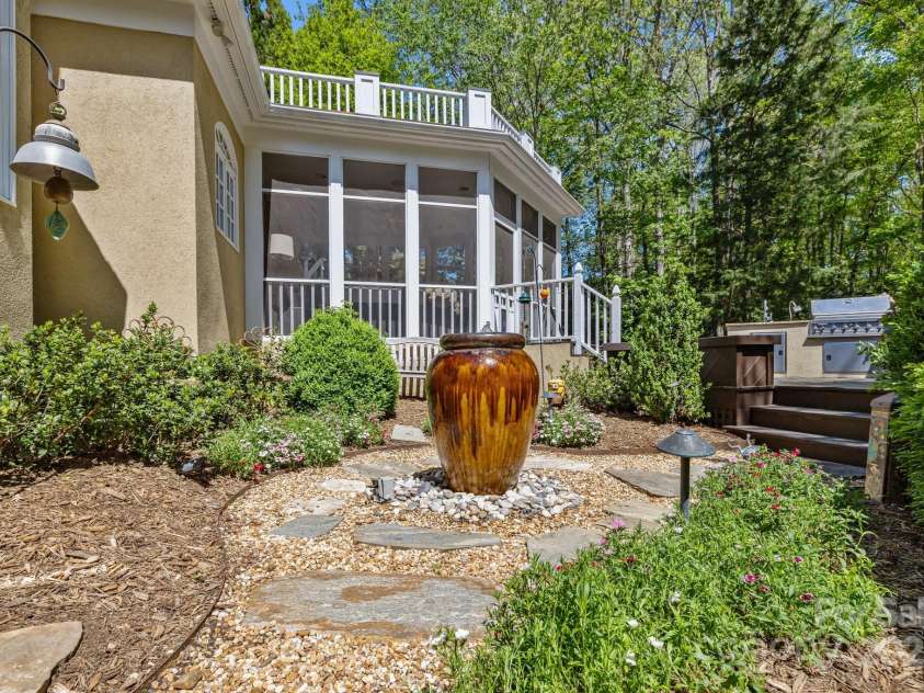 6914 Riesman Lane, Charlotte, NC 28210.  MLS# CAR4250968, YatesRealty ID 26944. 