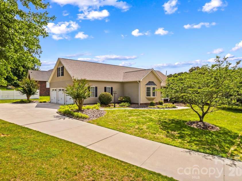 101 Devonshire Lane, Salisbury, NC 28146.  MLS# CAR4383089, YatesRealty ID 26945. 