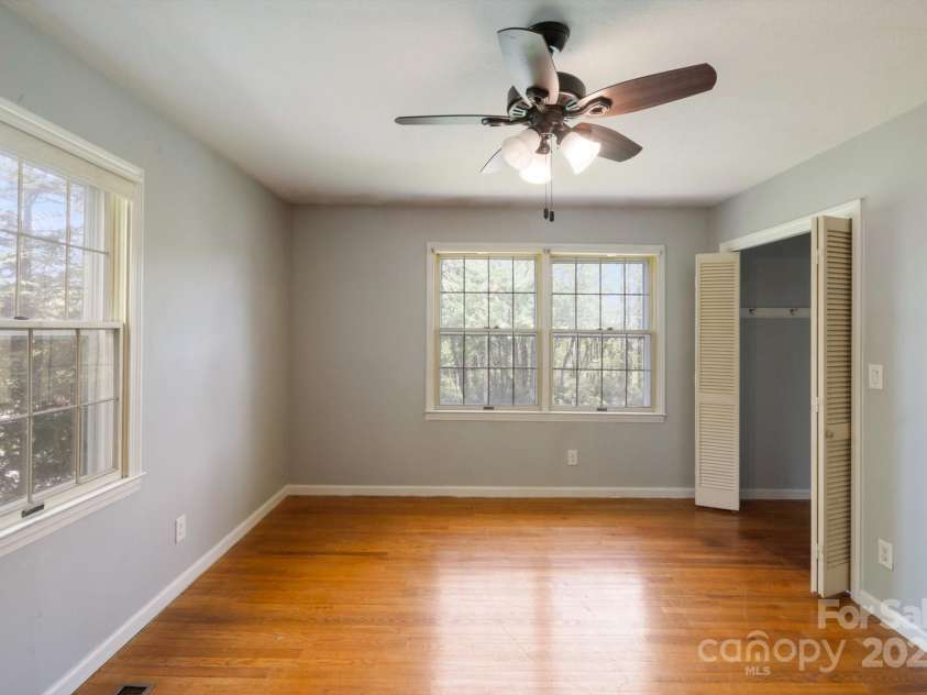 1727 Meadowbrook Terrace, Hendersonville, NC 28791.  MLS# CAR4251182, YatesRealty ID 26946. 