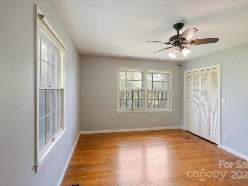 1727 Meadowbrook Terrace, Hendersonville, NC 28791.  MLS# CAR4251182, YatesRealty ID 26946. 