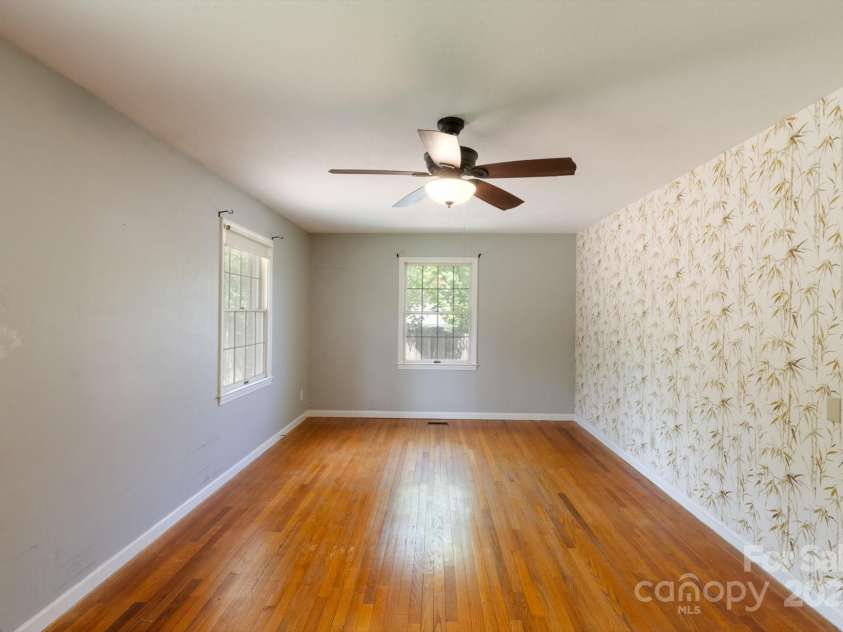 1727 Meadowbrook Terrace, Hendersonville, NC 28791.  MLS# CAR4251182, YatesRealty ID 26946. 