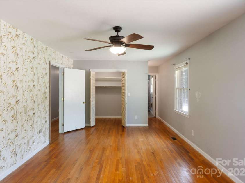 1727 Meadowbrook Terrace, Hendersonville, NC 28791.  MLS# CAR4251182, YatesRealty ID 26946. 