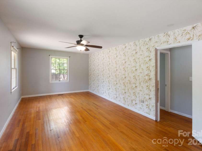 1727 Meadowbrook Terrace, Hendersonville, NC 28791.  MLS# CAR4251182, YatesRealty ID 26946. 