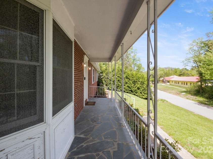 1727 Meadowbrook Terrace, Hendersonville, NC 28791.  MLS# CAR4251182, YatesRealty ID 26946. 