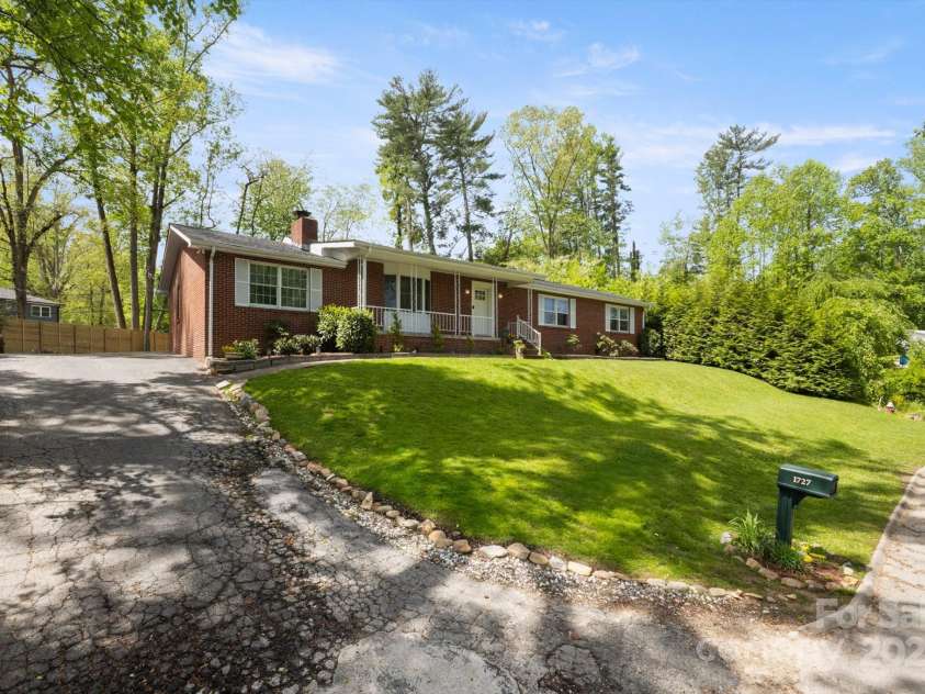 1727 Meadowbrook Terrace, Hendersonville, NC 28791.  MLS# CAR4251182, YatesRealty ID 26946. 
