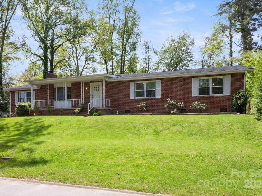 1727 Meadowbrook Terrace, Hendersonville, NC 28791.  MLS# CAR4251182, YatesRealty ID 26946. 