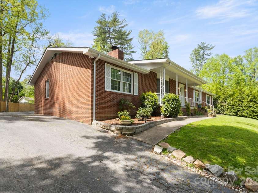 1727 Meadowbrook Terrace, Hendersonville, NC 28791.  MLS# CAR4251182, YatesRealty ID 26946. 