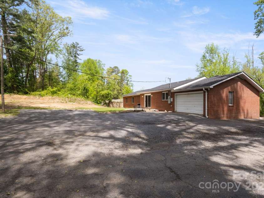 1727 Meadowbrook Terrace, Hendersonville, NC 28791.  MLS# CAR4251182, YatesRealty ID 26946. 