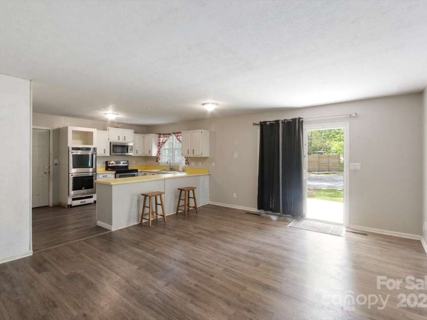 1727 Meadowbrook Terrace, Hendersonville, NC 28791.  MLS# CAR4251182, YatesRealty ID 26946. 