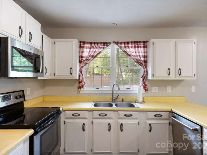 1727 Meadowbrook Terrace, Hendersonville, NC 28791.  MLS# CAR4251182, YatesRealty ID 26946. 