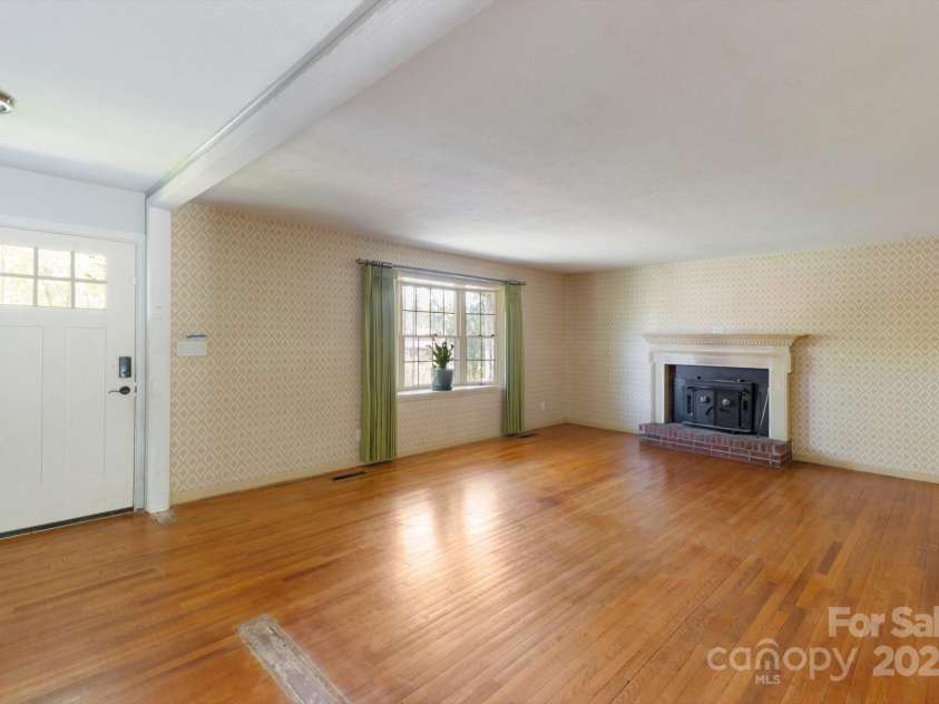 1727 Meadowbrook Terrace, Hendersonville, NC 28791.  MLS# CAR4251182, YatesRealty ID 26946. 