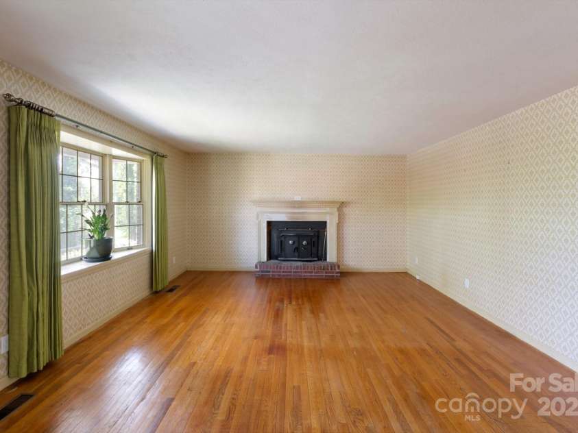 1727 Meadowbrook Terrace, Hendersonville, NC 28791.  MLS# CAR4251182, YatesRealty ID 26946. 