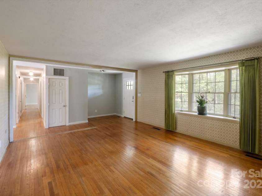 1727 Meadowbrook Terrace, Hendersonville, NC 28791.  MLS# CAR4251182, YatesRealty ID 26946. 