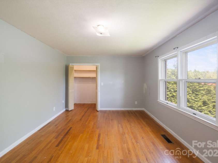 1727 Meadowbrook Terrace, Hendersonville, NC 28791.  MLS# CAR4251182, YatesRealty ID 26946. 