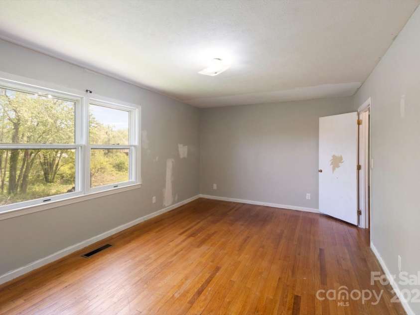 1727 Meadowbrook Terrace, Hendersonville, NC 28791.  MLS# CAR4251182, YatesRealty ID 26946. 