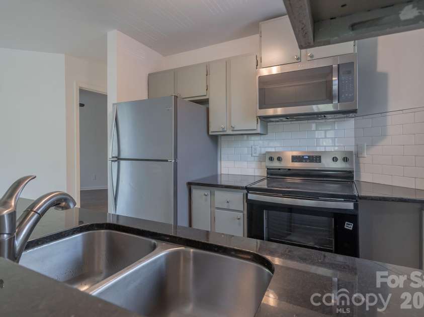 8216 Cedar Glen Drive, Charlotte, NC 28212.  MLS# CAR4386826, YatesRealty ID 26946. 