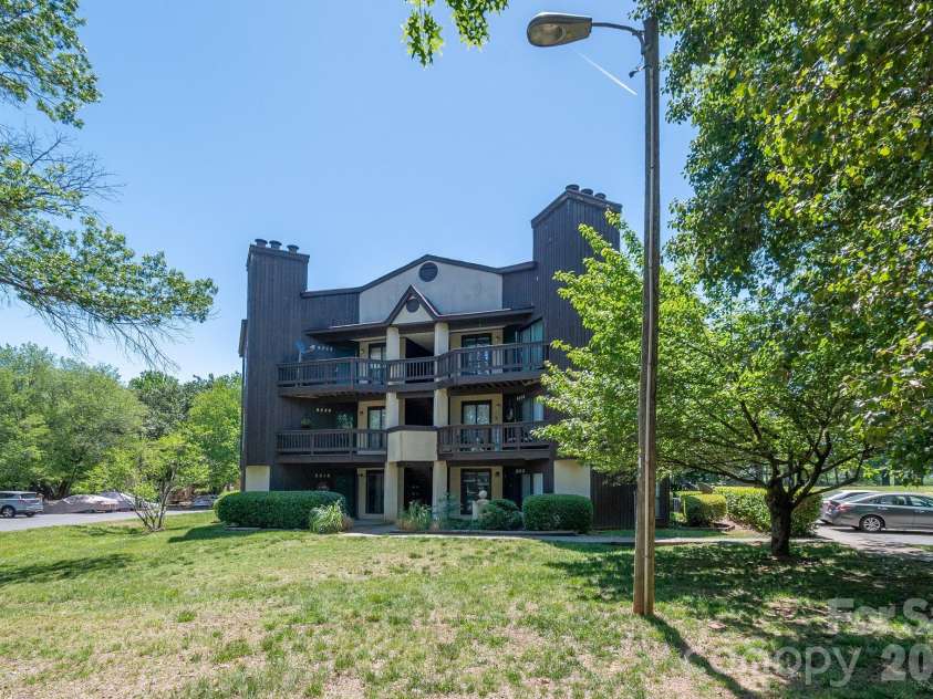 8216 Cedar Glen Drive, Charlotte, NC 28212.  MLS# CAR4386826, YatesRealty ID 26946. 