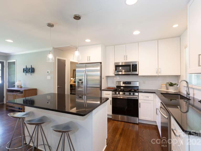 1114 Urban Place, Charlotte, NC 28209.  MLS# CAR4271439, YatesRealty ID 26947. 