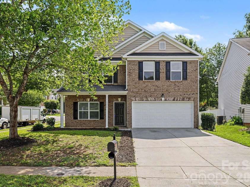 5618 Stowe Derby Drive, Charlotte, NC 28278.  MLS# CAR4383450, YatesRealty ID 26947. 