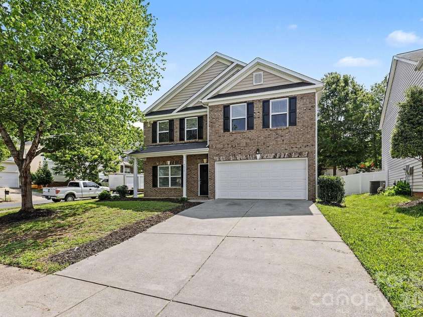 5618 Stowe Derby Drive, Charlotte, NC 28278.  MLS# CAR4383450, YatesRealty ID 26947. 