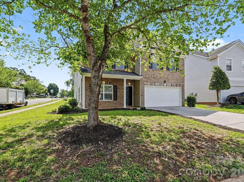 5618 Stowe Derby Drive, Charlotte, NC 28278.  MLS# CAR4383450, YatesRealty ID 26947. 