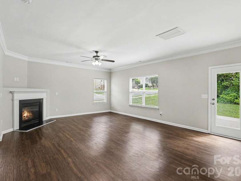 5618 Stowe Derby Drive, Charlotte, NC 28278.  MLS# CAR4383450, YatesRealty ID 26947. 