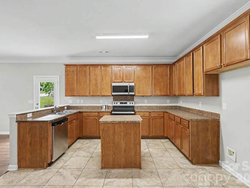 5618 Stowe Derby Drive, Charlotte, NC 28278.  MLS# CAR4383450, YatesRealty ID 26947. 