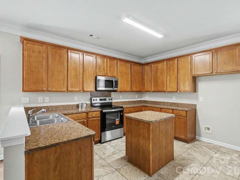 5618 Stowe Derby Drive, Charlotte, NC 28278.  MLS# CAR4383450, YatesRealty ID 26947. 