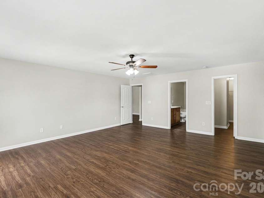 5618 Stowe Derby Drive, Charlotte, NC 28278.  MLS# CAR4383450, YatesRealty ID 26947. 