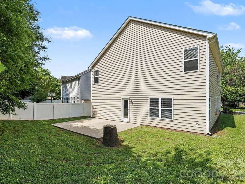 5618 Stowe Derby Drive, Charlotte, NC 28278.  MLS# CAR4383450, YatesRealty ID 26947. 
