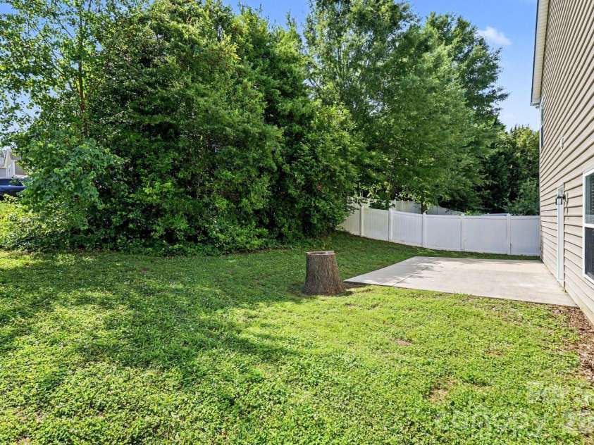 5618 Stowe Derby Drive, Charlotte, NC 28278.  MLS# CAR4383450, YatesRealty ID 26947. 
