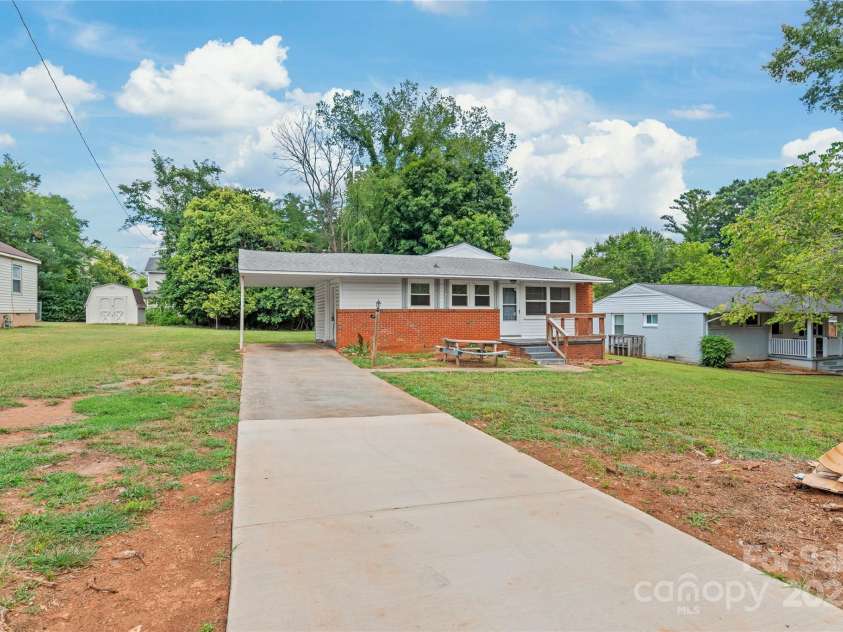 105 Willetta Drive, Charlotte, NC 28217.  MLS# CAR4281908, YatesRealty ID 26949. 