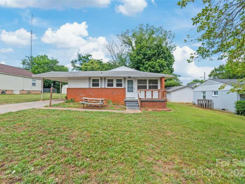 105 Willetta Drive, Charlotte, NC 28217.  MLS# CAR4281908, YatesRealty ID 26949. 