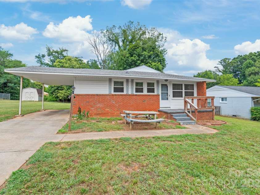 105 Willetta Drive, Charlotte, NC 28217.  MLS# CAR4281908, YatesRealty ID 26949. 