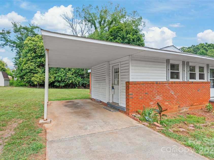 105 Willetta Drive, Charlotte, NC 28217.  MLS# CAR4281908, YatesRealty ID 26949. 