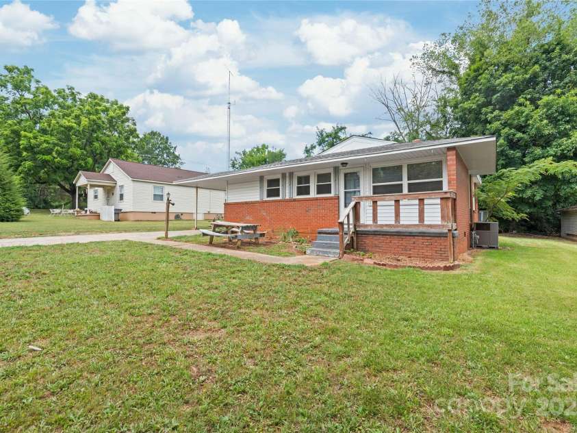 105 Willetta Drive, Charlotte, NC 28217.  MLS# CAR4281908, YatesRealty ID 26949. 