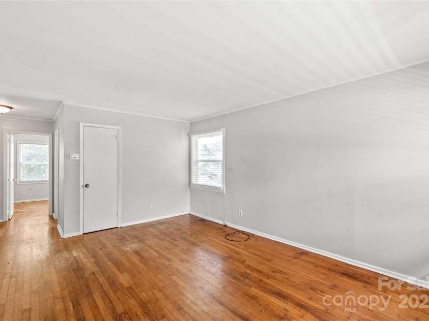 105 Willetta Drive, Charlotte, NC 28217.  MLS# CAR4281908, YatesRealty ID 26949. 