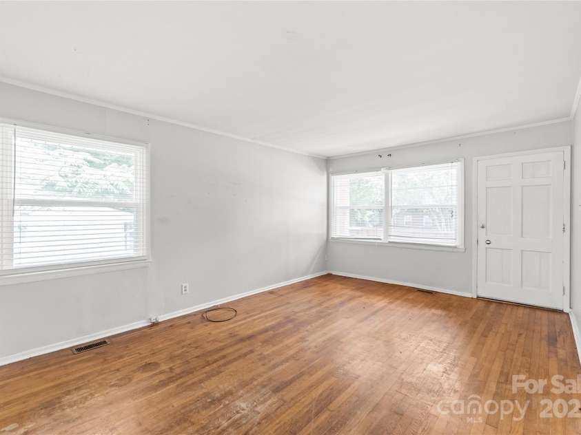 105 Willetta Drive, Charlotte, NC 28217.  MLS# CAR4281908, YatesRealty ID 26949. 