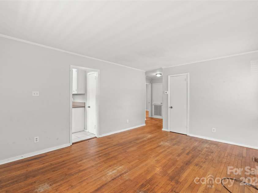 105 Willetta Drive, Charlotte, NC 28217.  MLS# CAR4281908, YatesRealty ID 26949. 