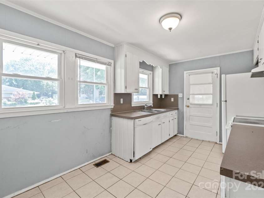 105 Willetta Drive, Charlotte, NC 28217.  MLS# CAR4281908, YatesRealty ID 26949. 