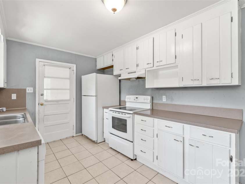 105 Willetta Drive, Charlotte, NC 28217.  MLS# CAR4281908, YatesRealty ID 26949. 
