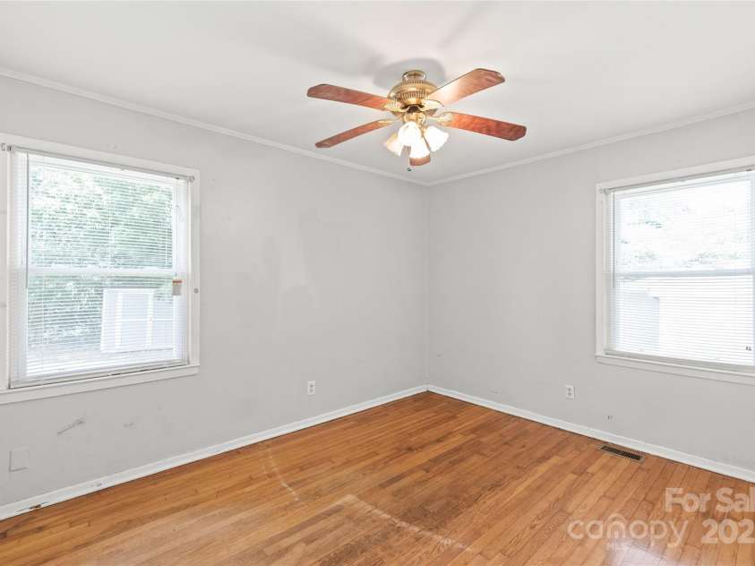 105 Willetta Drive, Charlotte, NC 28217.  MLS# CAR4281908, YatesRealty ID 26949. 