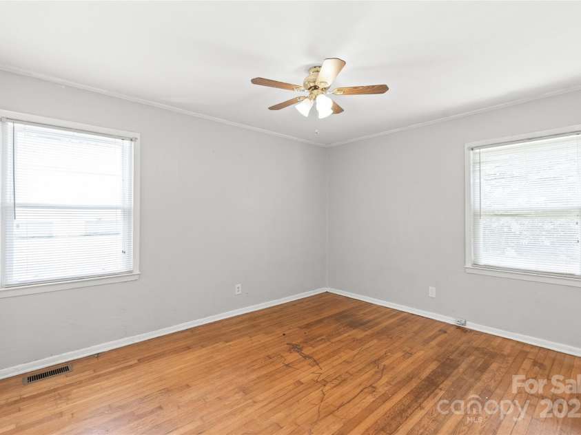 105 Willetta Drive, Charlotte, NC 28217.  MLS# CAR4281908, YatesRealty ID 26949. 