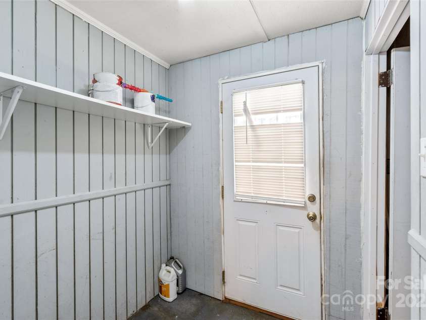105 Willetta Drive, Charlotte, NC 28217.  MLS# CAR4281908, YatesRealty ID 26949. 