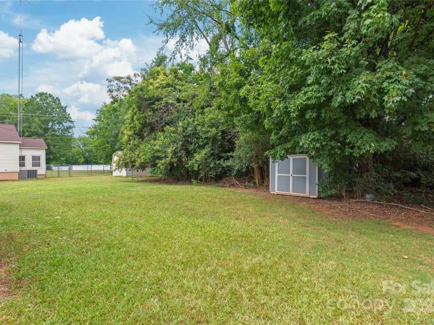 105 Willetta Drive, Charlotte, NC 28217.  MLS# CAR4281908, YatesRealty ID 26949. 