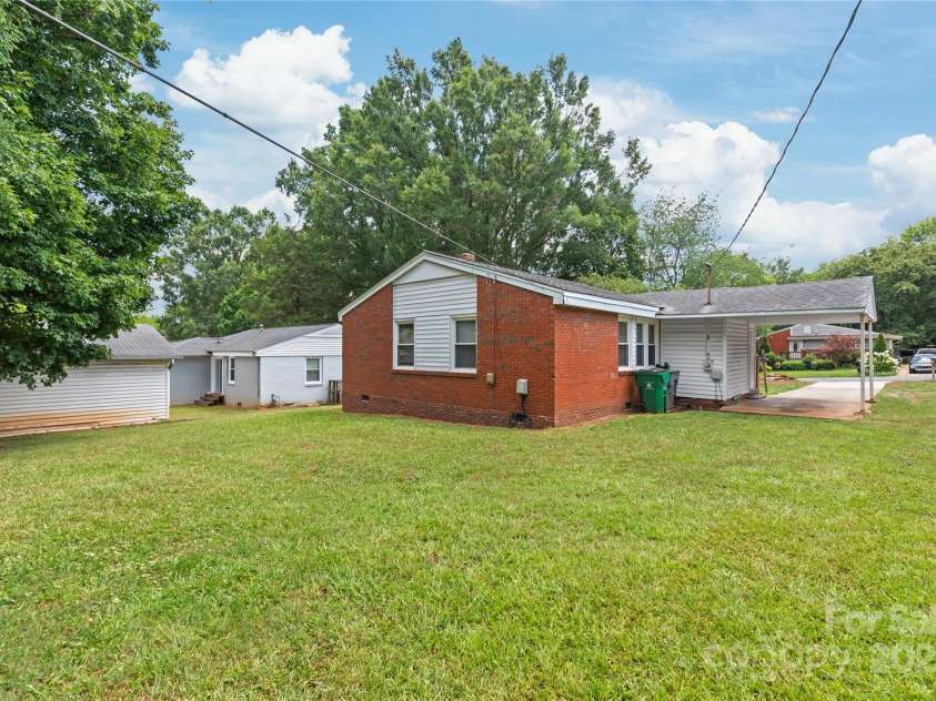 105 Willetta Drive, Charlotte, NC 28217.  MLS# CAR4281908, YatesRealty ID 26949. 