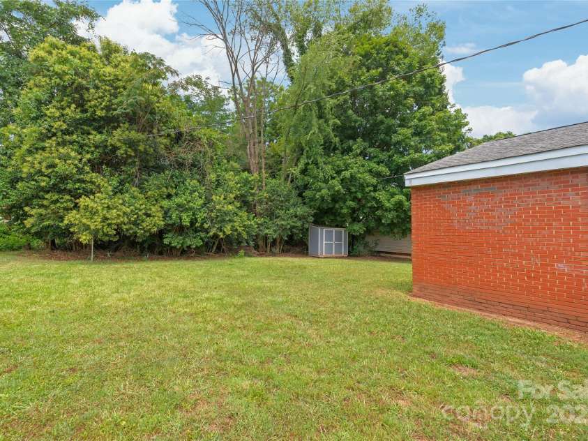 105 Willetta Drive, Charlotte, NC 28217.  MLS# CAR4281908, YatesRealty ID 26949. 