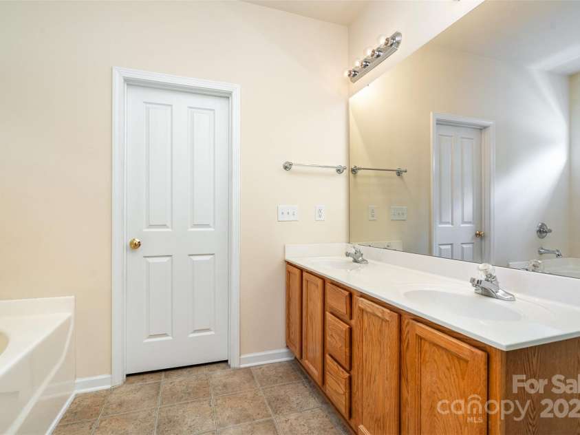 4235 Spring Oak Drive, Charlotte, NC 28208.  MLS# CAR4271926, YatesRealty ID 26950. 