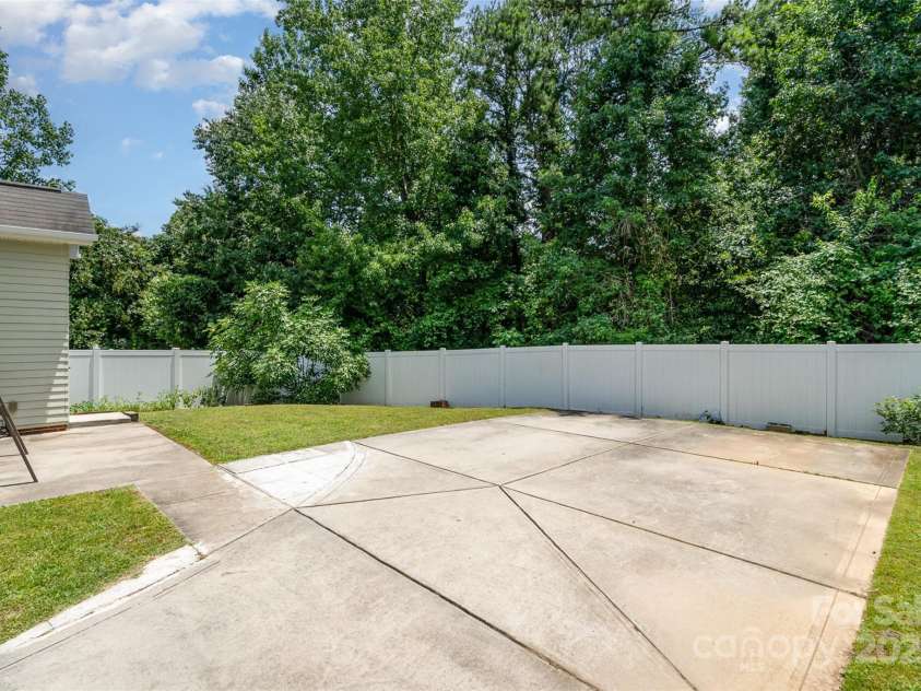 4235 Spring Oak Drive, Charlotte, NC 28208.  MLS# CAR4271926, YatesRealty ID 26950. 